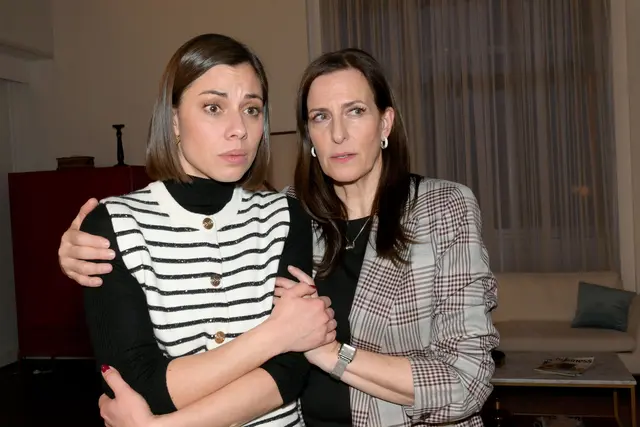 Matilda (Anna-Katharina Fecher, links) und Katrin (Ulrike Frank): Im Umfeld des Mordfalls geraten mehrere Figuren unter Druck – und nicht jeder sagt die ganze Wahrheit. | Foto: RTL / Rolf Baumgartner