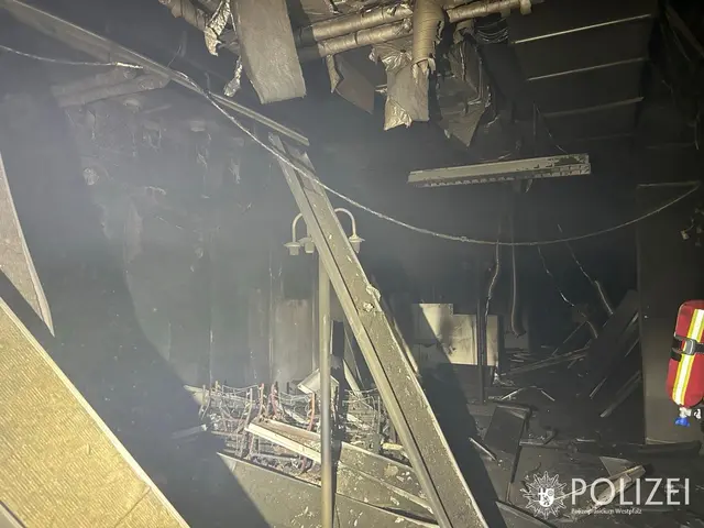 Als die Feuerwehr eintraf, waren die Flammen bereits von selbst erloschen. | Foto: --/Polizeipräsidium Westpfalz/dpa