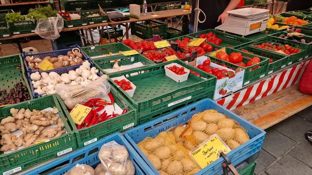 Der Wagen schleuderte nach links auf den Gehweg, rammte dort zunächst eine Sitzbank und krachte anschließend in die Außenauslage eines Obst- und Gemüsemarktes sowie gegen die Schaufensterfront (Symbolfoto) | Foto: Ralf Vester