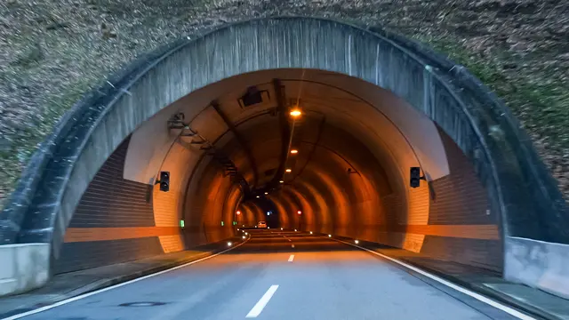 Der Hörnchenbergtunnel auf der A62 bei Landstuhl: Hier wird am Samstag ein realistisches Notfallszenario mit Einsatzkräften geprobt. | Foto: Erik Stegner