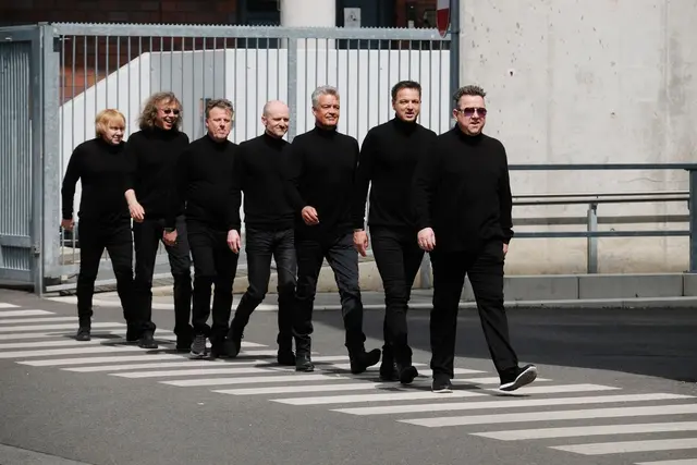 Tobias Künzel (v.l.n.r), Alexander Zieme, Henri Schmidt, Wolfgang Lenk, Jens Sembdner, Mathias Dietrich und Sebastian Krumbiegel, Mitglieder der Band "Die Prinzen", gehen beim Fototermin über einen Zebrastreifen | Foto: dpa