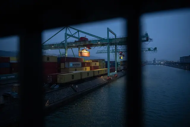 Am deutlichsten spüren Unternehmen aktuell die steigenden Fracht- und Transportkosten. (Archivbild) | Foto: Marijan Murat/dpa