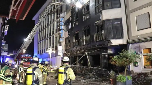 46 Feuerwehrleute bekämpften am Morgen einen Brand in der Mannheimer Innenstadt.  | Foto: René Priebe/PR-Video/dpa