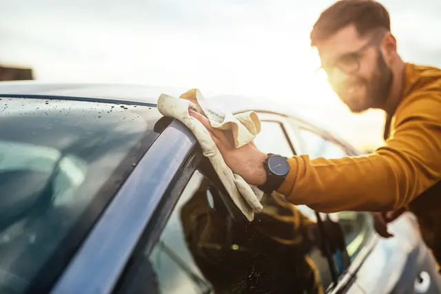 Auto-Frühjahrscheck mit Reinigung von Innenraum, Scheiben, Fußmatten und Kontrolle von Wischern und Flüssigkeiten. | Foto: ACV Automobil-Club Verkehr/ bernardbodo
