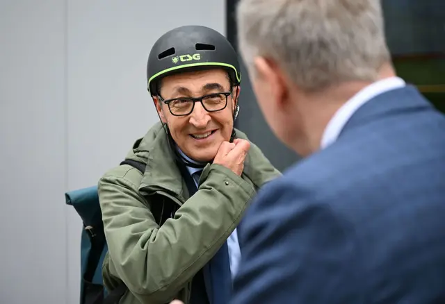 Özdemir kam angeradelt zum Verhandlungstermin. | Foto: Katharina Kausche/dpa