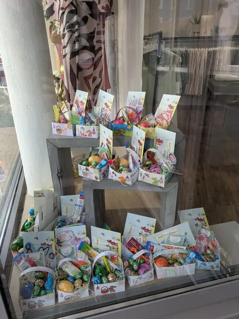 Beim Einkaufsbummel durch die Maximilianstraße fallen viele Schaufenster-Aktionen besonders auf. | Foto: Stadt Speyer