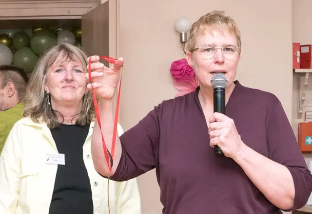 Diese Auszeichnung gibt’s nur an der Apostelkirche Ludwigshafen: Lehrerin Birgit Langer erhielt den Suppenlöffel am roten Bande.  | Foto: Prot. Dekanat LU/Wagner