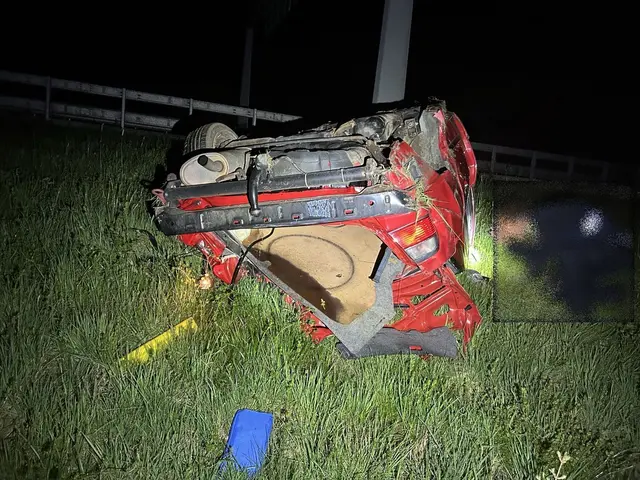 Am Autobahndreieck Kaiserslautern überschlug sich ein Nissan nach Alkoholkonsum und zu hoher Geschwindigkeit mehrfach im Grünstreifen. Der Fahrer wurde schwer verletzt, die Überleitung von der A6 zur A63 war zeitweise gesperrt. | Foto: Polizeiautobahnstation Kaiserslautern