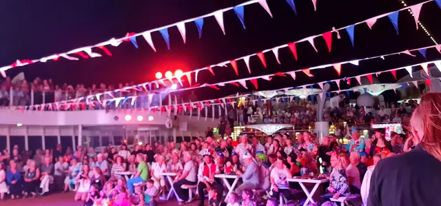 Alle Mann und Frauen bitte zur Party aufs Pool-Deck: Rosenmontag auf hoher See. | Foto: mx