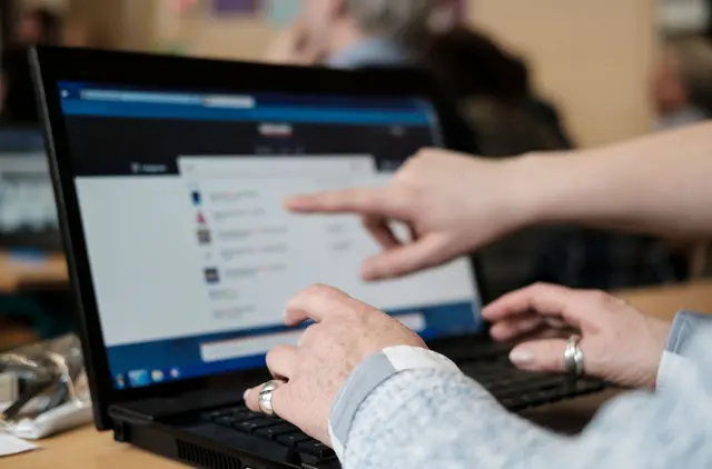 Landesweit bietet das Saarland Kurse zum digitalen Bezahlen und zu Apps für unterwegs an. Das Angebot stößt auf große Resonanz. (Symbolbild) | Foto: picture alliance / Peter Steffen/dpa