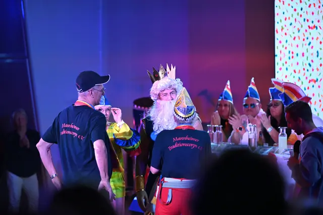 Rosenmontag auf AIDAdiva: Presseoffizierin Andrea und Adjudant Burkhard überreichen die MTC-Orden an Hoteldirektorin Sylvia Fürst-Furnier (li) und Kapitän Michael Schmid (als Neptun). | Foto: AIDA