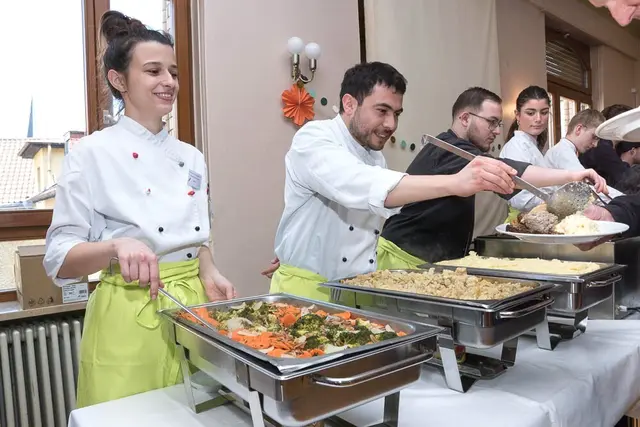 Die Gastronomie-Azubis haben nicht nur selbst das Menü geplant und gekocht – auch das Servieren machte ihnen viel Spaß. | Foto: Prot. Dekanat LU/Wagner