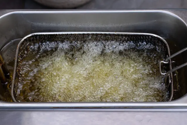 Die Täter knackten das Schloss eines Lagerplatzes und machten sich dort an einem Ölfass zu schaffen. Sie zapften Frittierfett ab und nahmen es mit. | Foto: ByAmerica/stock.adobe.com