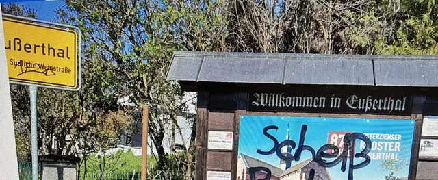 Unbekannte haben in Eußerthal ein Ortsschild, eine Schautafel und einen Aushangkasten mit schwarzer Farbe besprüht. Die Polizei ermittelt wegen Sachbeschädigung und hofft auf Hinweise aus der Bevölkerung. | Foto: Polizeidirektion Landau