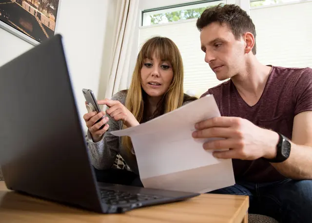 Besser zu zweit als allein: Finanzthemen sollten Paare im Idealfall gemeinsam angehen. | Foto: dpa