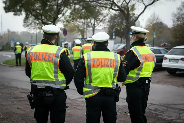 Bei nächtlichen Kontrollen auf der Umleitungsstrecke der B10 überprüfte die Polizei mehrere Lkw. Ein Fahrer ohne Genehmigung musste umkehren und erhielt eine Anzeige. | Foto: Cornelia Bauer