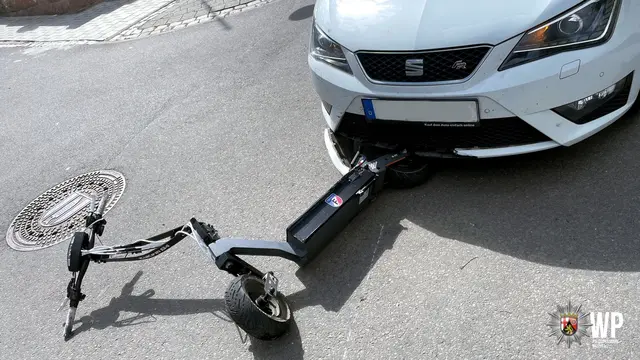 Bei einem Unfall zwischen einem E-Scooter und einem Auto wurde ein 19-Jähriger verletzt. Die Polizei ließ den Roller sicherstellen, weil er möglicherweise zu schnell war. | Foto: Polizeidirektion Kaiserslautern