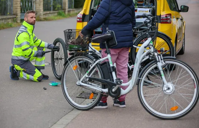 Platter Reifen oder Akku leer? Viele Automobilclubs helfen auch Radlern weiter – doch Umfang und Tarife unterscheiden sich. | Foto: Jan Woitas/dpa