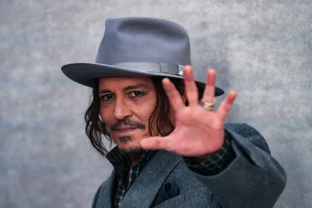 Johnny Depp posiert vor der Dior-Kollektion Frühjahr/Sommer 2026, die in Paris präsentiert wird. | Foto: dpa
