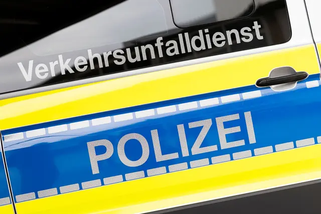 Die Fahrbahn musste für die Bergung voll gesperrt werden. (Symbolbild) | Foto: Michael Matthey/dpa