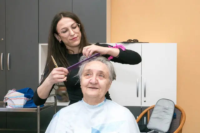 Im „Frisiersalon“ herrschte konzentriert-entspannte Stimmung. Meist waren Haarschnitte gewünscht.  | Foto: Prot. Dekanat LU/Wagner