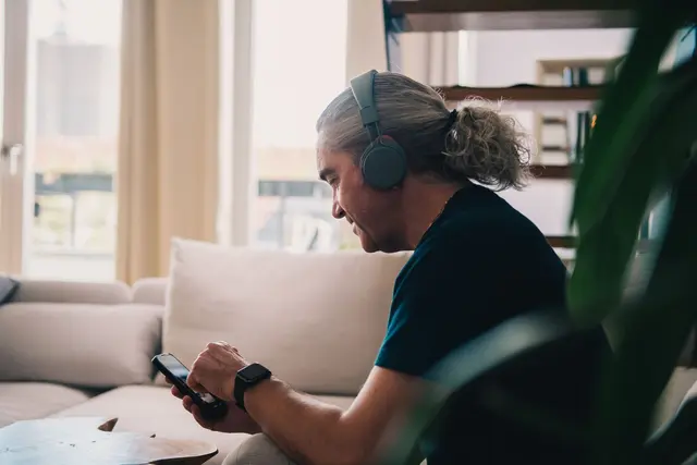 Musikstreaming, nicht Videostreaming: Wer bei Spotify ganz bewusst zuhören möchte, kann in der App nun jegliche Bewegtbilder gezielt abschalten. | Foto: dpa