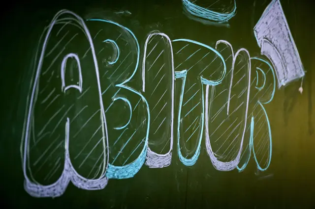 Das schriftliche Abi startet im Saarland. (Symbolbild) | Foto: Sina Schuldt/dpa