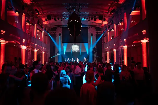 Rauschende Ballnacht: Der RPTU-Sommerball verspricht ein unvergesslicher Abend zu werden. Das Foto zeigt den Sommerball 2025  | Foto: Lucas Jones/gratis
