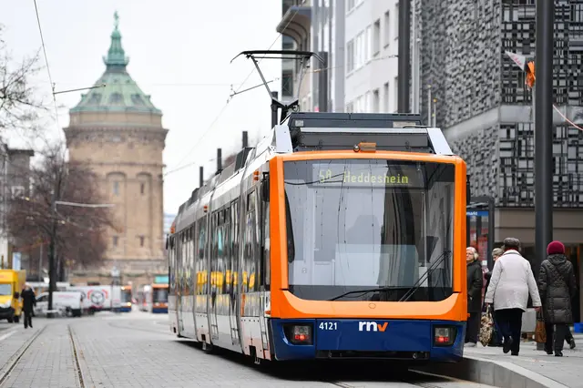 Nach dem Crash mit dem Lastwagen entgleiste die Straßenbahn. (Symbolbild) | Foto: Uwe Anspach/dpa