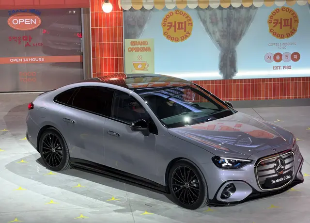 Elektrische C-Klasse von Mercedes: Zum Start gibt es einen C400 4Matic mit zwei zusammen mehr als 360 kW/490 PS starken Motoren und einem 94-kWh-Akku für eine Normreichweite von 762 Kilometern. | Foto: dpa