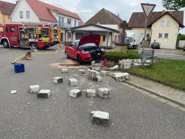 Nach einem Unfall in Wörth am Rhein flüchteten Insassen zunächst vom Fahrzeug. Der Fahrer stand offenbar unter Alkohol- und Drogeneinfluss und leistete später Widerstand. | Foto: Polizeidirektion Landau