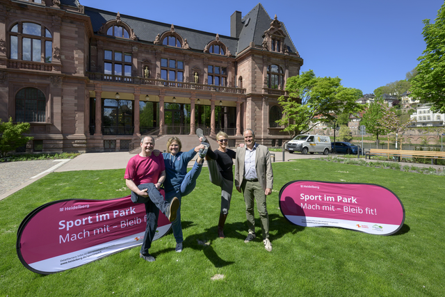In Bewegung bei der Vorstellung des Programms „Sport im Park“ 2026 auf dem Montpellierplatz an der Stadthalle (von links): Markus Wellenreuther (Amt für Sport und Gesundheitsförderung), Maren Greive (Kursleiterin vom Deutschen Alpenverein, Sektion Heidelberg), Friederike Ziganek (Kursleiterin von aktivijA e.V.) und Oberbürgermeister Eckart Würzner | Foto: Stadt Heidelberg/Philipp Rothe