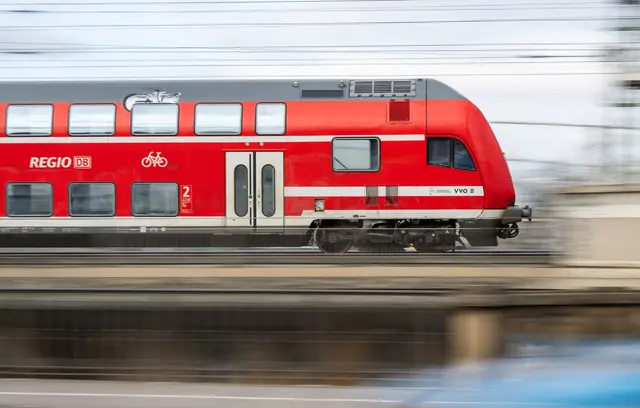 Nach dem tödlichen Angriff auf einen Zugbegleiter sollen Doppelbesetzungen für mehr Sicherheit im Zug sorgen. (Symbolbild) | Foto: Robert Michael/dpa