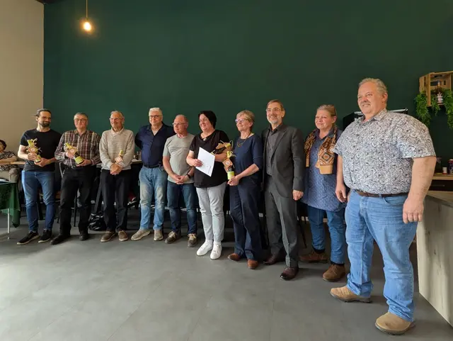 Von links: Max Stapf, Günter Gross, Lothar Sattel, Manfred Dechert, Cornelius Molitor, Siegerin Silke Fruth, Gerburg Zech, Dr. Michael Werner (Moderation), Ute Zimmermann (Moderation) und Ortsbürgermeister Uli Keidel | Foto: Förderkreis Mundart Bockenheim e.V.