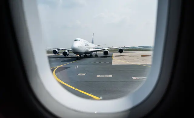 Mulmiges Gefühl bei Start oder Landung: Progressive Muskelentspannung lenkt von der Flugangst ab und fördert Entspannung.  | Foto: dpa