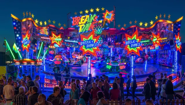 Maimarkt Pirmasens: Kultstatus genießt der „Break Dancer“. Auf einer rotierenden Plattform sind vier Ausleger montiert, auf denen 16 schräg angehängte Gondeln mit maximal 24 Umdrehungen pro Minute rotieren. | Foto: red