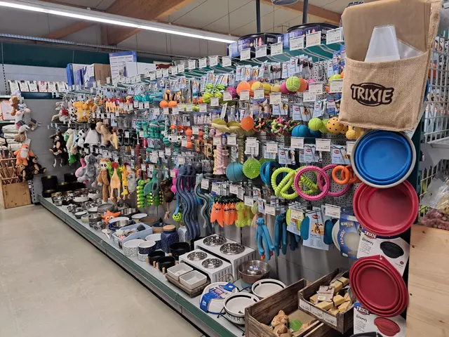 Im Fachmarkt gibt es viel tolles Spielzeug und weiteren Bedarf für die Vierbeiner | Foto: Monika Klein
