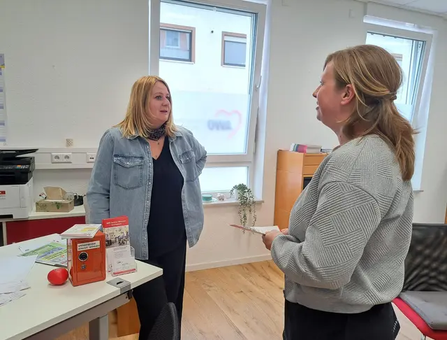 Angela Schröder (links), die für das Service-Wohnen zuständig ist, sieht in dem möglichen Aus des Quartiersbüros einen Riesenverlust für den Ort. Das Foto zeigt sie im Gespräch mit Alexandra Wolf | Foto: Monika Klein