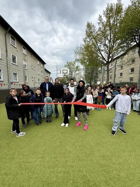  Bei der Einweihung des neuen Kleinspielfelds an der Rappelkiste freuen sich Kinder über mehr Platz für Bewegung und Fußball | Foto: Stadt KL/gratis