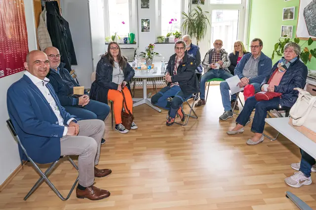 Direkter Austausch im Stadtteil: Bürgermeister Manfred Schulz (links) diskutiert mit Bürgerinnen und Bürgern im Grübentälchen über Verkehr, Sauberkeit und Alltagsthemen | Foto: Elmer L. Geissler/gratis