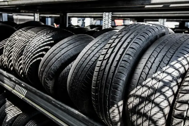 Beim Reifendruck, Tempo und der Spritwahl steckt oft mehr Sparpotenzial als gedacht. Schon kleine Anpassungen können über viele Kilometer die Tankkosten senken. | Foto: karepa/stock.adobe.com