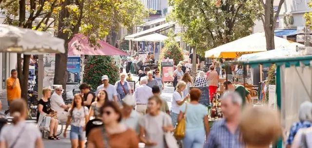 Sommerliche Stimmung beim First Saturday in Frankenthal. Die Sommerlounge auf dem Rathausplatz und die Enthüllung des neuen Strohhutfest-Buttons sorgen am 2. Mai für Innenstadtflair. | Foto: Sebastian Weindel, © Sebastian Weindel