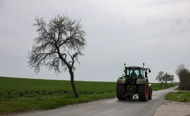 Teurer Sprit für die auf Feldern benötigten Maschinen belastet Obst- und Gemüsebauern. (Archivbild) | Foto: Jan Woitas/dpa