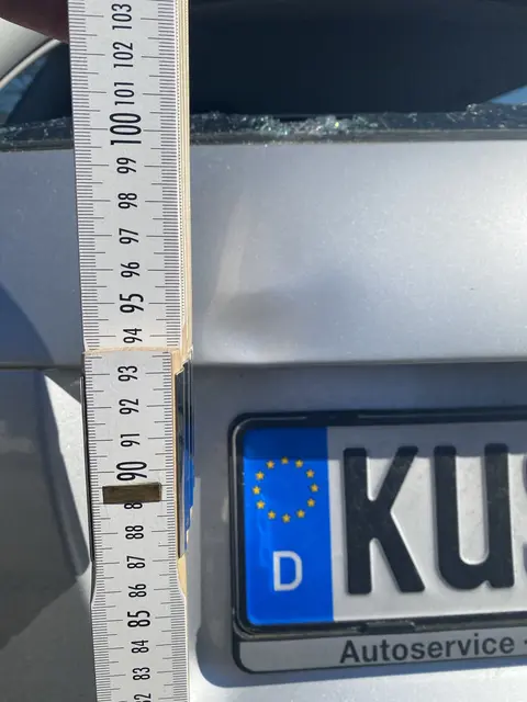 Ein beschädigter Skoda Fabia gibt der Polizei Rätsel auf: Spuren sprechen für einen heftigen Fahrrad-Unfall in der Nacht. Der Verursacher flüchtete offenbar verletzt vom Ort. | Foto: Polizeiinspektion Kusel und Polizeiwache Schönenberg-Kübelberg