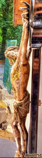 Unbekannte haben aus einer evangelischen Kirche eine hölzerne Jesusfigur vom Altarkreuz gestohlen. Die Polizei ermittelt und bittet um Hinweise. | Foto: Polizeipräsidium Mannheim