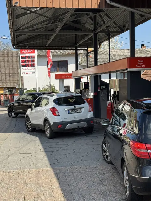 ED-Tankstelle Gaugrehweiler kurz vor Mittag  | Foto: Arno Mohr 