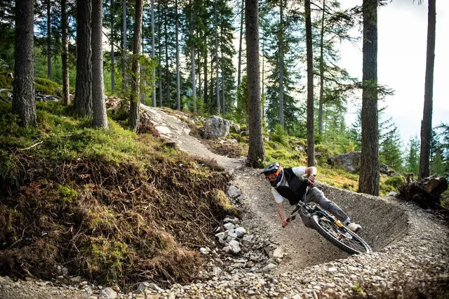 Der Bikepark Zugspitze bietet drei Trails mit knapp einen bis gut vier Kilometer Länge und unterschiedlichen Schwierigkeiten. (zu dpa: «Neuer Bikepark öffnet nahe der Zugspitze») | Foto: dpa