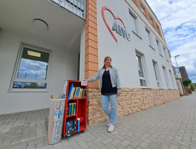Das AWO Quartiersbüro in Hochspeyer befindet sich in der Hauptstraße 140. Quartiersmanagerin Alexandra Wolf steht neben dem Verschenkregal am Eingang | Foto: Monika Klein