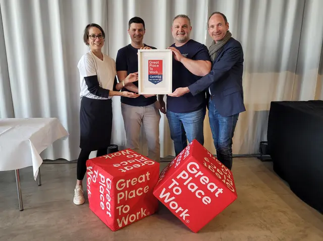 Freude über die Auszeichnung: (von links) Claudia Erne (Senior Managerin GPTW), Georg Weyrich (Geschäftsführer SWS), Steffen Schwind (Personalleiter SWS), Florian Grolman (Senior Consultant GPTW) | Foto: SWS