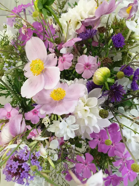 Blumenstrauß in Lila, Rosa, Weiß und Grüntönen. | Foto: Gemeindebücherei Forst